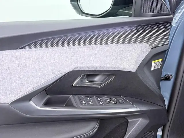 Peugeot e-5008