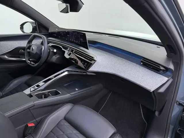 Peugeot e-5008