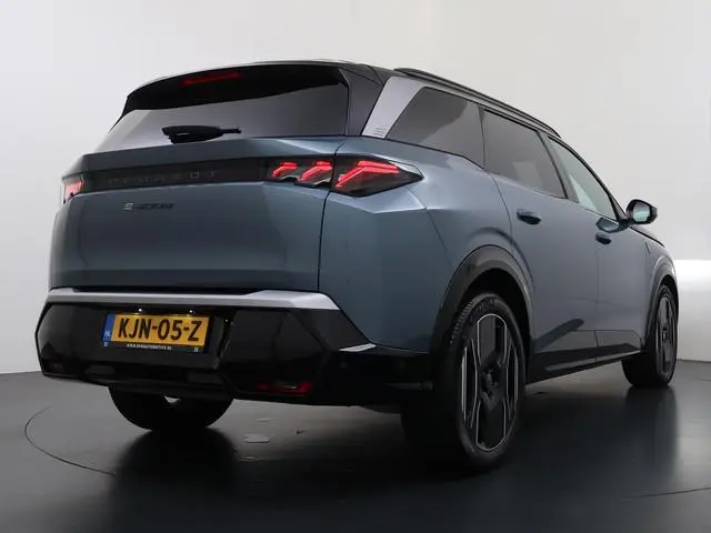 Peugeot e-5008