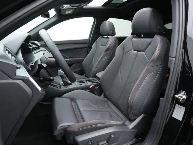 Audi Q3 Sportback 35 TFSI 150 pk S-tronic S-Line | Panoramadak | Leder | Elektrische stoelen | Achte...