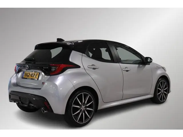 Toyota Yaris 1.5 Hybrid 130 GR Sport, BSM, Draadloos Apple Carplay & Android Auto, Pano dak, Stoel &...