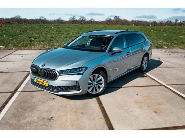 Skoda Superb Combi 1.5 TSI MHEV First Edition | TREKHAAK | CAMERA | LED | ALL SEASON BANDEN