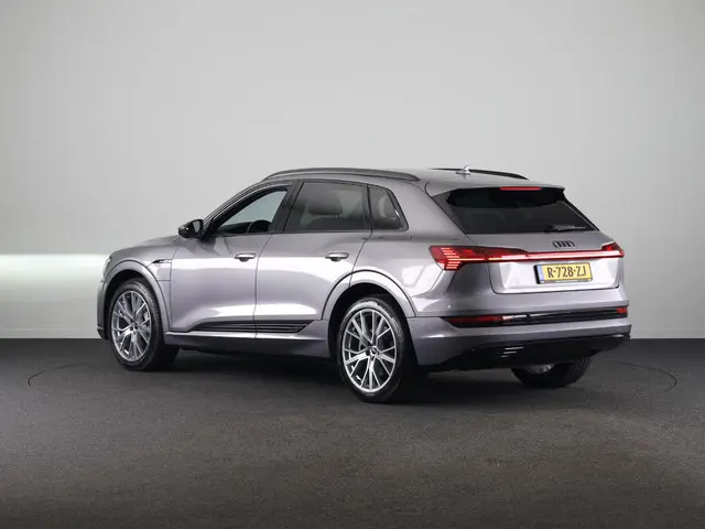 Audi e-tron 55 quattro Advanced edition Plus 95 kWh 408pk | Parkeersensoren | 21 inch Lichtmetalen v...