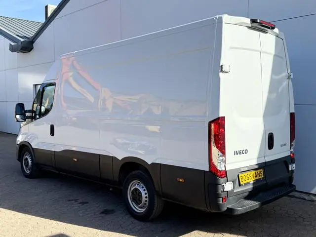 Iveco Daily 35S14 2.3 140PK L2H2 Cruise Control 3.5t Trekgewicht Camera Airco Bluetooth