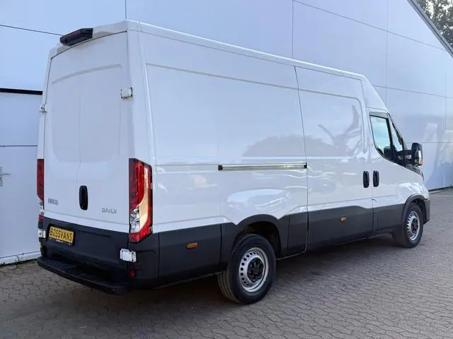 Iveco Daily 35S14 2.3 140PK L2H2 Cruise Control 3.5t Trekgewicht Camera Airco Bluetooth