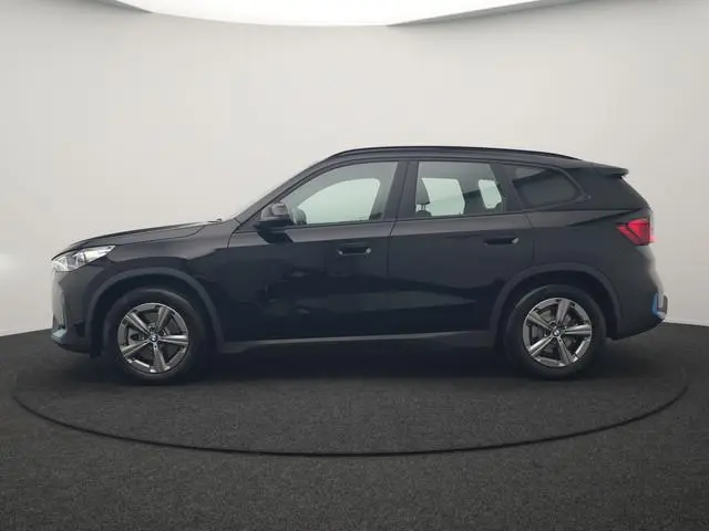 BMW iX1 xDrive30 67 kWh 313pk Dealer O.H. | Trekhaak Af Fabriek | Camera | Adaptief M Onderstel | Vo...