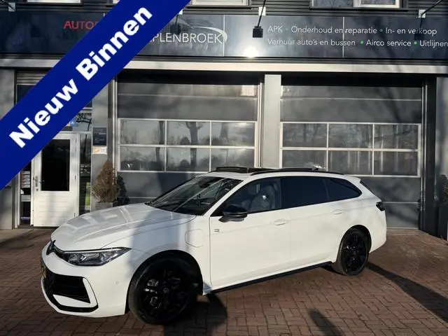 Volkswagen Passat Variant 1.5 eHybrid  R-Line Edition | 265Pk AutomaatMatrix LED | Panoramadak | Hea...