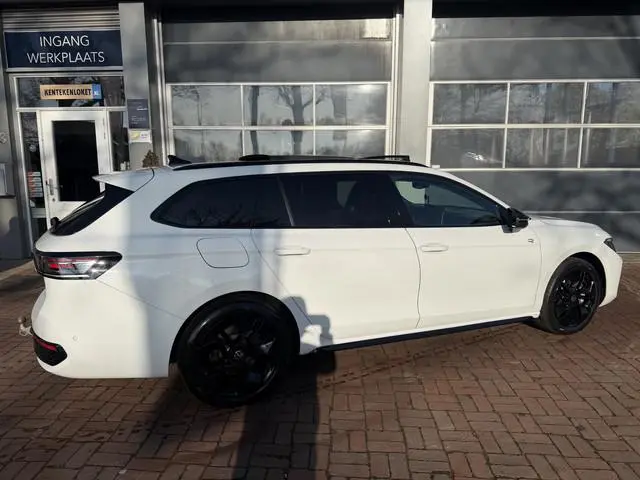Volkswagen Passat Variant 1.5 eHybrid  R-Line Edition | 265Pk AutomaatMatrix LED | Panoramadak | Hea...