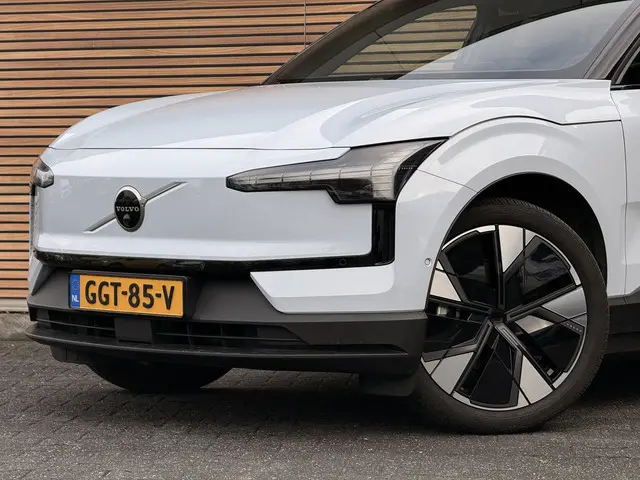 Volvo EX30 Single Motor Extended Range Ultra 69 kWh Panodak / Harman/Kardon / 360* Camera / DAB+