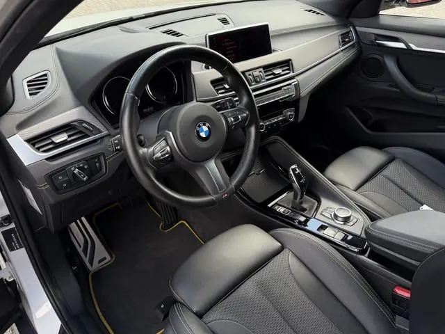 BMW X2 sDrive20i High Executive / Automaat / 19'' LM / Camera / Trekhaak (1.800KG) / M pakket /