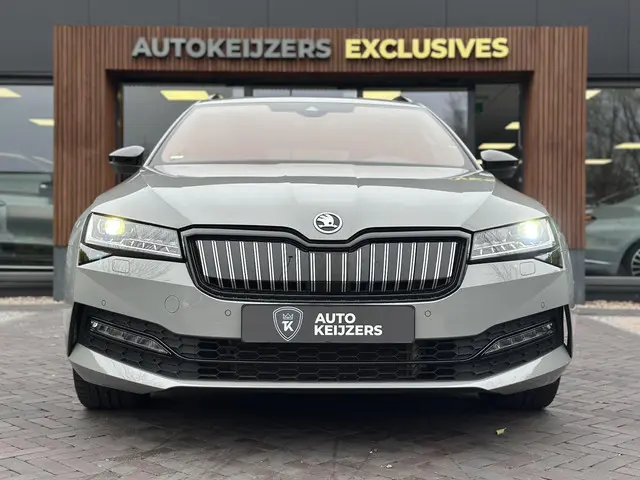 Skoda Superb Combi 1.4 TSI iV Sportline Business Panoramadak Adapt. Cruise LED Standkachel Trekhaak...