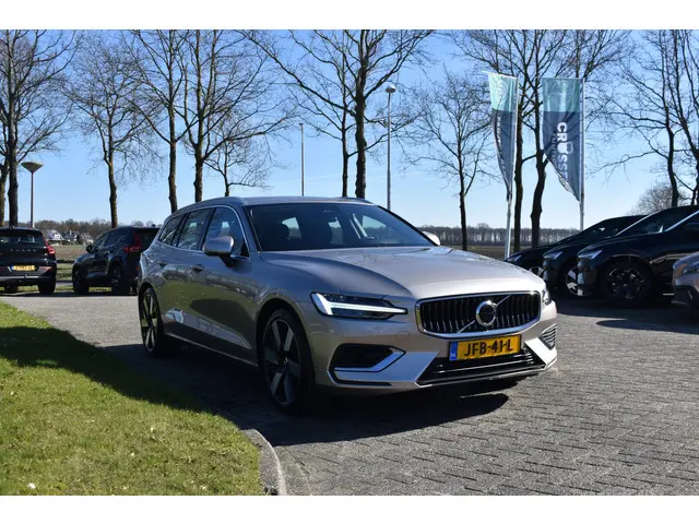 Volvo V60 T6 AWD 350PK Plug-in Hybrid Essential Bright | NIEUW | 19"LMV | Leder | Stuur & Stoelverwa...