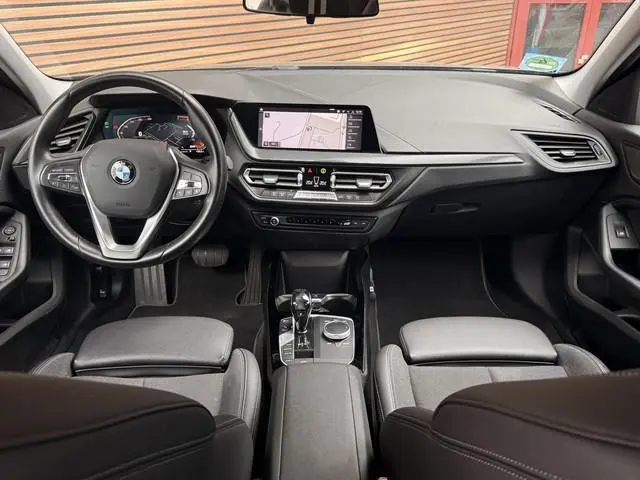 BMW 1-serie 118i Executive Edition Navi / Carplay / Lm Velgen / Sportstoelen