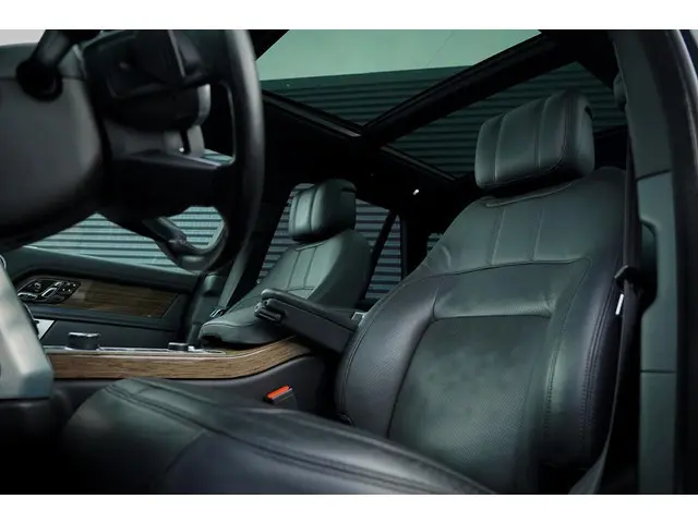 Land Rover Range Rover P400e Vogue / Pano / Trekhaak / Meridian / Stoelventilatie