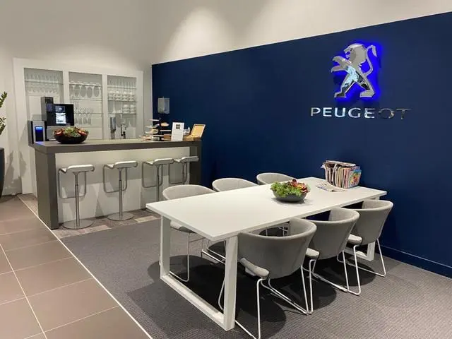 Peugeot e-5008