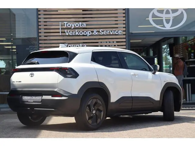 Toyota Urban Cruiser Dynamic 61 kWh , Nieuw en direct leverbaar met €3.000 inruilvoordeel