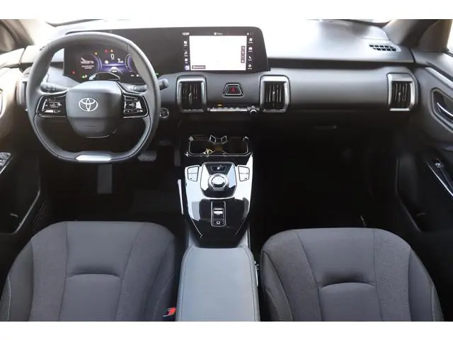 Toyota Urban Cruiser Dynamic 61 kWh , Nieuw en direct leverbaar met €3.000 inruilvoordeel