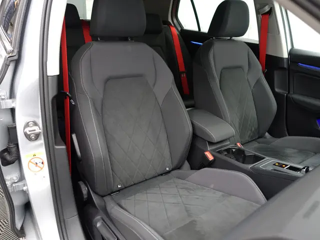 Volkswagen Golf 1.5 eTSI R Line Aut- NAP 10dkm, Panoramadak, Sfeerverlichting, Camera, Ergo Active,...