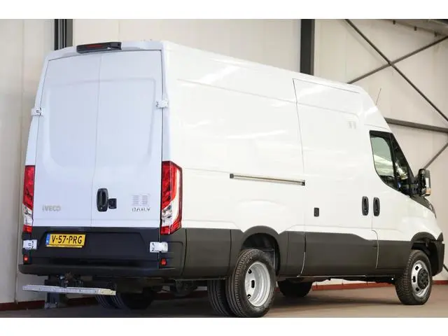 Iveco Daily 35C14V 2.3 352 L2H2 DUBBEL LUCHT 3500KG TREKHAAK
