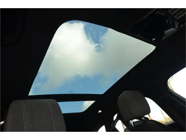 Land Rover Range Rover Velar 2.0 P300 Turbo AWD R-Dynamic HSE Panorama/glasschuifdak