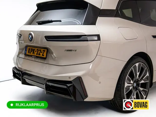 BMW iX xDrive45 101 kWh M-Sport | Pano | Elec. Trekhaak | Luchtvering | Verlichte gril | Stoelverw....