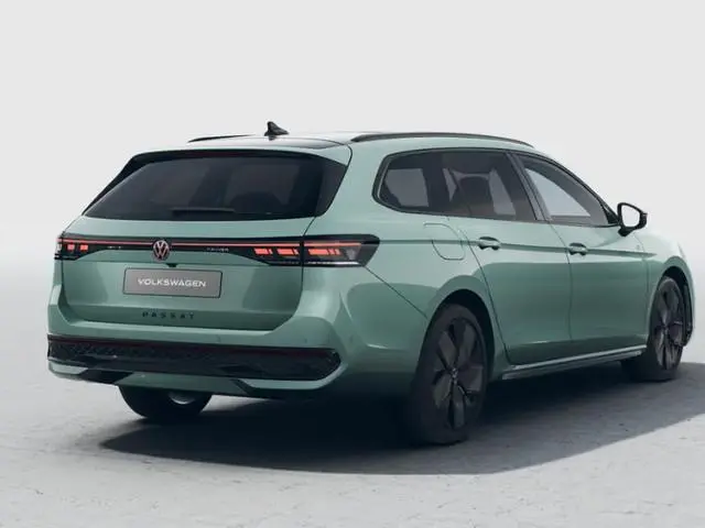 Volkswagen Passat Variant R-Line Edition 1.5 eHybrid 204 PK 6 DSG · Draadloze telefoonlader · Achter...