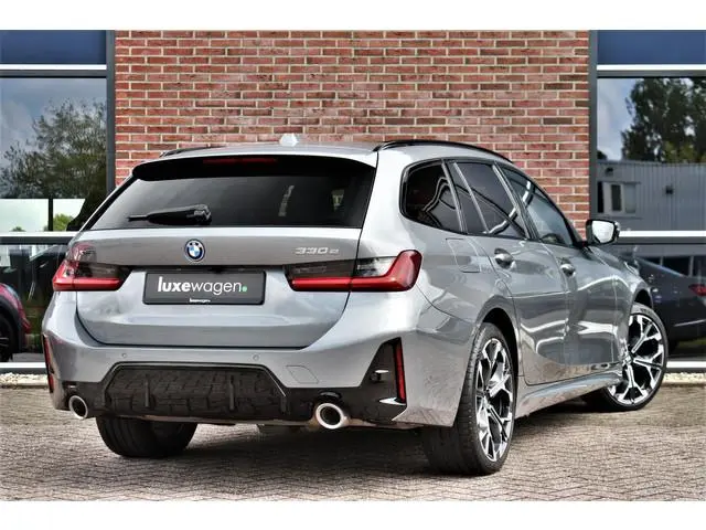 BMW 3-serie Touring 330e xDrive M-Sport Pano El-zetels HUD 360-cam LCI-2