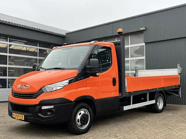 Iveco Daily 35C14 2.3 375 Laadklep 500kg Trekhaak 3500kg trekgewicht Airco 2-Persoons Open laadbak P...