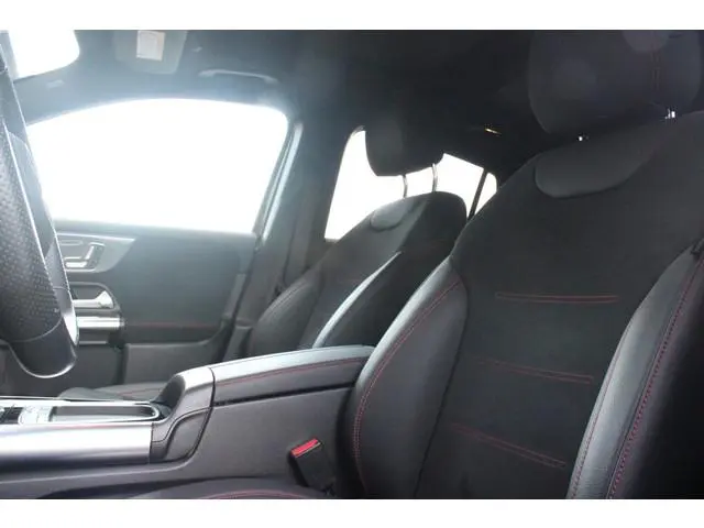 Mercedes-Benz GLA-klasse 250 e AMG LINE "NIEUW MODEL!" | PANORAMISCH SCHUIF/KANTEL DAK | ELEKTRISCH...