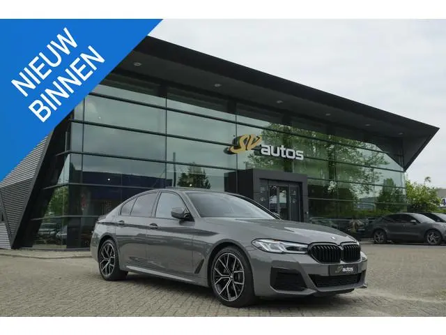 BMW 5-serie 520i 184pk M-sport Schuifdak *BTW* Comfortstoelen Individual Sfeerverlichting NLauto 1e...