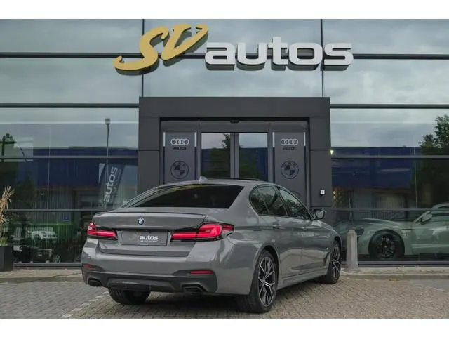 BMW 5-serie 520i 184pk M-sport Schuifdak *BTW* Comfortstoelen Individual Sfeerverlichting NLauto 1e...