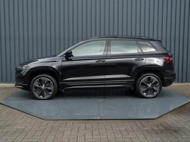 ŠKODA Karoq 1.5 TSI ACT Sportline Business | Pano | Trekhaak wegkl. | Camera Prijs Rijklaar!!