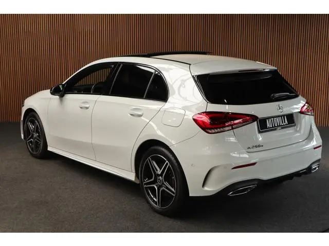 Mercedes-Benz A-klasse 250e AMG Panodak Leer Navi PTS Ambient Climate Zwarte binnenhemel Cruise Stoe...