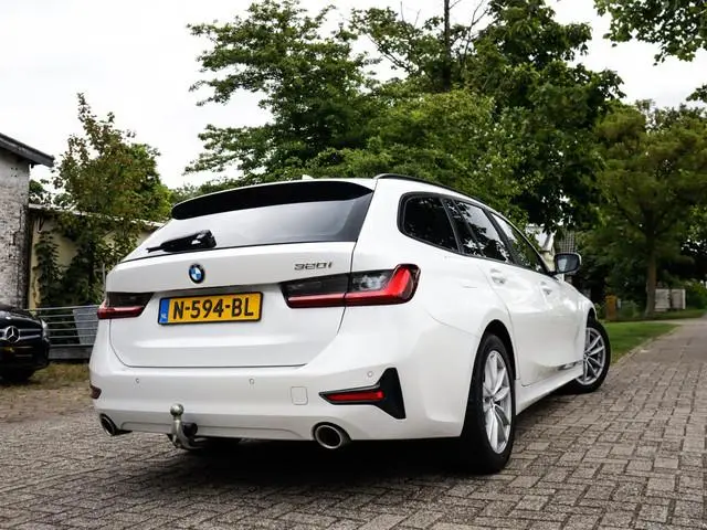 BMW 3 Serie Touring 320i Business Edition 1e-Eig. & Dealer-Onderh. BOVAG-Garantie. NL-Auto.