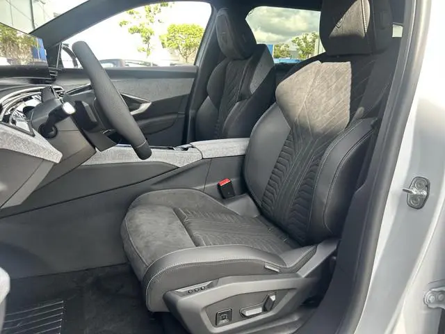 Peugeot e-5008