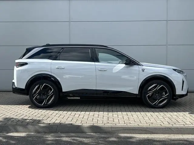 Peugeot e-5008