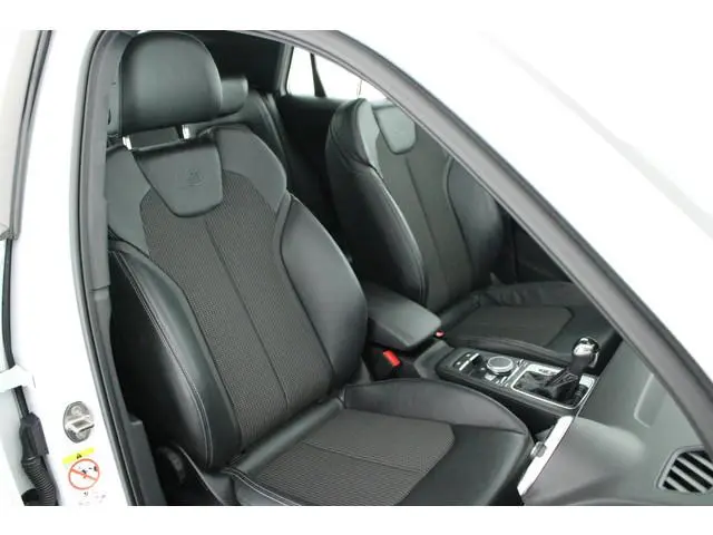 Audi Q2 35 TFSI 150pk S Edition Panoramadak Keyless Virtual Cockpit LED Koplampen S-Line
