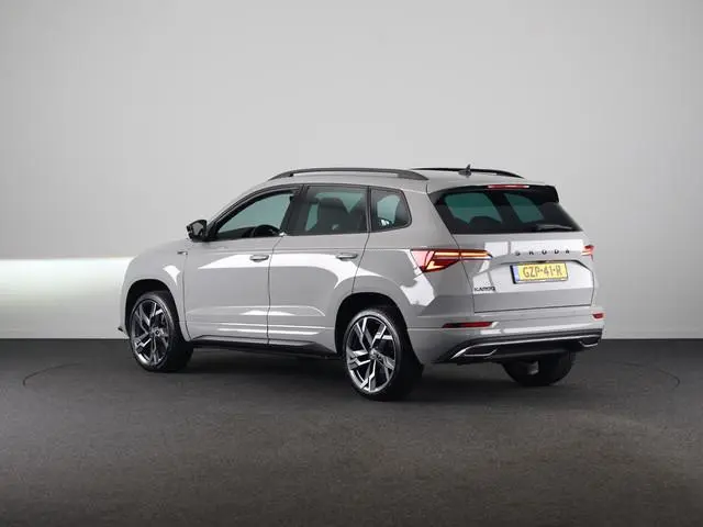Skoda Karoq 1.5 TSI ACT Sportline Business 150pk | Wegklapbare trekhaak | Navigatie via APP | Verlen...