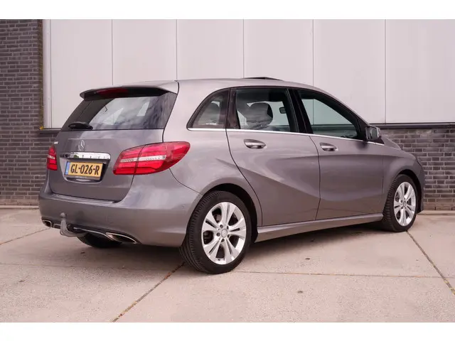 Mercedes-Benz B-klasse 180 Ambition | Panorama | Trekhaak | Navi | LED