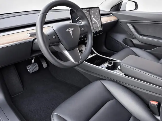 Tesla Model 3 Standard RWD Plus 60 kWh Autopilot Airco Leder Panoramadak PDC VA Camera 19" Sport Whe...