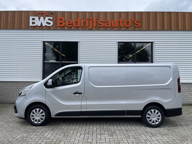 Renault Trafic 2.0 dCi 120pk T29 L2H1 Work Edition / rijklaar € 18.950 ex btw / lease vanaf € 366 / zilver metallic / airco / cruise / navi / achteruit rijcamera / bijrijdersbank