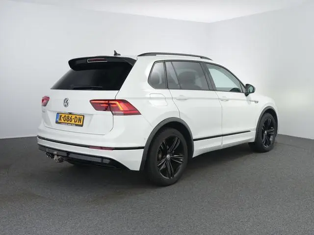 Volkswagen Tiguan 1.5 TSI ACT Highline Business R | Black style | Zwenkhaak | ACC | Winterpakket | C...