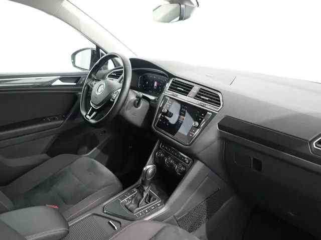 Volkswagen Tiguan 1.5 TSI ACT Highline Business R | Black style | Zwenkhaak | ACC | Winterpakket | C...