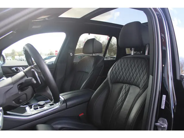 BMW X5 xDrive50e 490PK M-SPORT LAUNCH EDITION | PANORAMA SCHUIF/KANTEL DAK "SKY LOUNGE" | COMFORT ST...