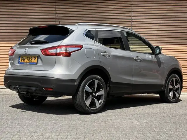 Nissan Qashqai 1.2 N-Connecta Panodak / Navi / 360* Camera / Lm Velgen / Trekhaak