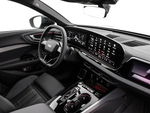 Audi A5 Avant 2.0 e-hybrid quattro S edition Competition 367 PK Tech Pro · Panorama dak · Lederen be...