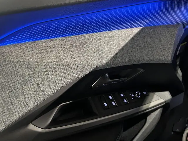 Peugeot e-5008
