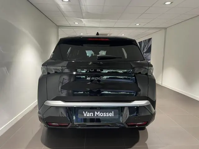 Peugeot e-5008