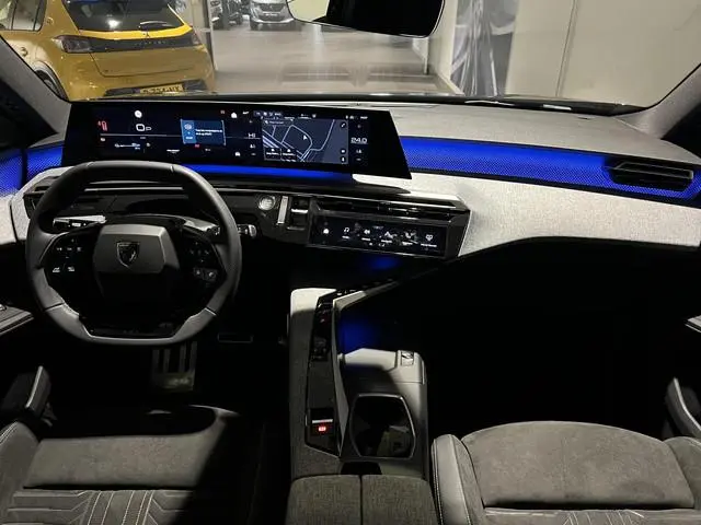 Peugeot e-5008