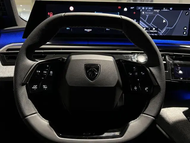Peugeot e-5008